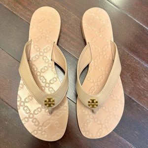 tory burch beige leather classic flip-flop sandals, women’s 8.5